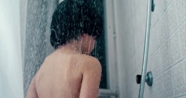 Duşun altında arkası dönük küçük bir çocuk, 800 fps hızla ağır çekimde yakalandı. Su damlacıkları düşer ve bir çocuğun duş deneyiminin keyfini çıkardığı sakin ve huzurlu bir sahne yaratır.