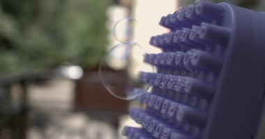 Kabarcık makinesinde tek bir baloncuk oluşumu 800 fps, açık arkaplan, 800 fps yavaş çekim nozül, hassas süreç yakalamak ve kabarcık oluşumu karmaşık ayrıntıları