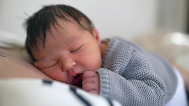 Barışçıl yeni doğan bebek hayatın ilk günlerinde uyuyor, bir insanın uyuduğu ilk hafta, bebek büyütme konsepti.