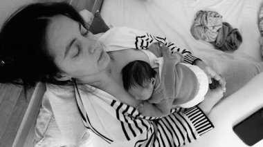 Anne, yeni doğmuş bebeğini göğsünde dinlendirirken, erken anneliğin huzurunu ve derin bağını yakalıyor. anne ve çocuk arasındaki tek renkli barışçıl bağ