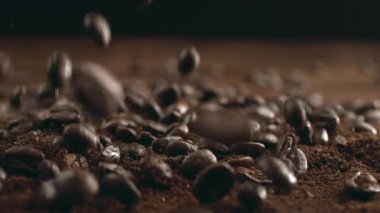 Kahve Fasulyesi ve Tozu, 800 fps 'te Yavaş Çekimde Düşerken, Makro' da Yüksek Hızda Kamerayla Çekildi