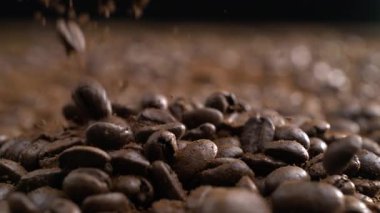 Kahve Fasulyelerinin Yakından Bakış Geniş Makroyla Yavaş Çekimde Düşüşü, 800 fps 'de Yakından Çekilme