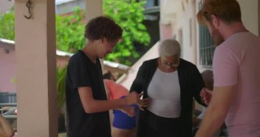 Çeşitli arkadaş ve aile grupları açık havada neşe içinde dans ediyorlar. Bağlantı, kültür ve paylaşılan anları canlı, çok kültürlü bir atmosferde kutluyorlar.