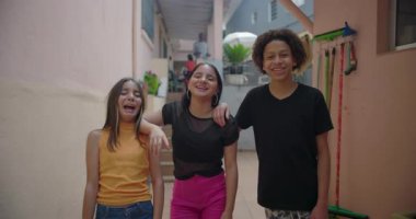 Gençler banliyöde birlikte gülüyor ve gülümsüyor, kaygısız anların tadını çıkarıyorlar, çok kültürlü grup ilişkileri, arkadaşlığı ve gençlik enerjisini temsil ediyorlar.