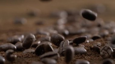 Makroda kahve çekirdekleri çok yavaş çekimde toz haline geliyor.