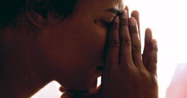 Depresyondan muzdarip genç bir kadın üzgün ve üzgün yüzünü kapatıyor. Stres ve baskı hisseden kişinin profili
