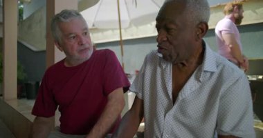 Arka bahçedeki barbekü partisinde oturup sohbet eden iki yaşlı arkadaş, rahat ve sıradan bir toplantı sırasında anlamlı diyalog ve bağlantı kuruyorlar.