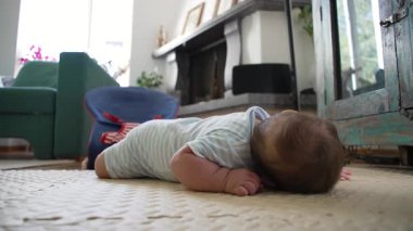 Karnındaki bebek, baş kaldırma, bağlı ifade, erken gelişim, güçlü kaslar, meraklı bebek, motor beceri eğitimi, büyüyen farkındalık, hareket etmeyi öğrenme, odaklanma