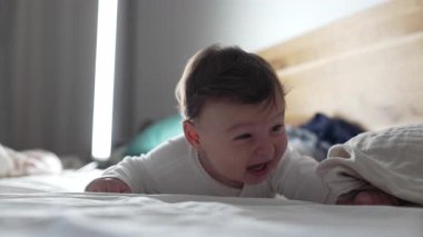 Karın ağrısı sırasında bebek ağlaması, hayal kırıklığına uğramış ifade, erken çocukluk mücadelesi, motor beceri geliştirme, vücudu kaldırma çabası, duygusal an, yuva kurma, büyüme sancıları.