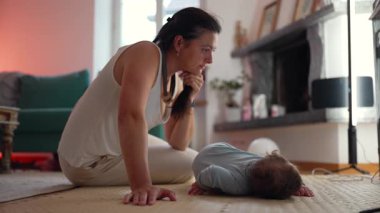 Anne evde karnını doyururken, gelişim oyunlarıyla meşgul olurken, erken motor becerilerini geliştirirken, huzurlu ve sıcak ev ortamında bağ kurarken,.