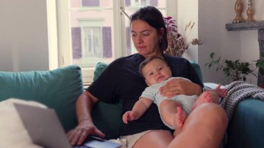 Anne kucağında bebek, dengeleyici kariyer ve ebeveynlik, modern annelik, uzaktan çalışma, ev işi, çoklu görev, iş hayatı dengesi, bakım.