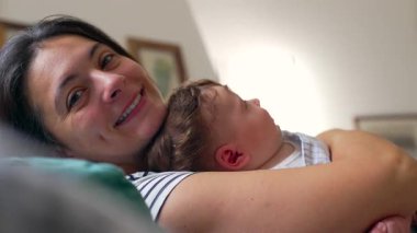 Anne kucağında bebek, sevgi dolu bir an, neşe, sıcaklık, güven, güven, aile bağı, aile bağı, mutluluk, sevgi, şefkat.