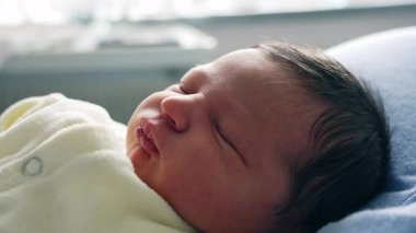 Yenidoğan Bebek Mavi Yastıkta Huzur İçinde Uyuyor, Huzurlu ve Masum Dinlenme Anını Yumuşak, Doğal Aydınlatma Ayarında Yakalıyor