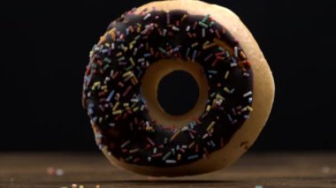 Bir masaya düşen çikolata kaplı bir çöreğin yüksek hızlı makro videosu, 1000 FPS 'lik Enfes Detaylı