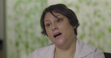 Kadın doktorların hastalarla tıbbi istişareler sırasında konuşurken, klinik ortamda özenli ifadeler ve profesyonel davranışlar sergilerken,