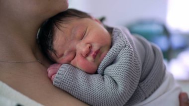 Yeni doğan bebek annesinin göğsünde huzur içinde uyuyor, sıcaklığı, güvenliği ve derin bir annelik bağı taşıyor. Huzurlu bir evde nazik ve besleyici bir bağ..