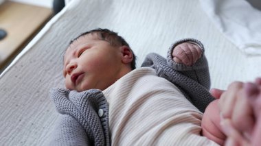 Ebeveynler yeni doğmuş bebekleri öpüyor minik ayaklar, derin şefkat ve şefkat ifade ediyor, saf bir sevgi ve bağlantı anını yakalıyor besleyici, huzurlu bir ortamda.