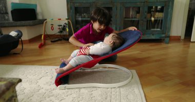 Büyük kardeş, bir fedainin içindeki küçük kardeşle kibarca iletişim kuruyor, şefkatli ve sevgi dolu bir aile anı yaratıyor, bir yuva ortamındaki kardeşler arasındaki güçlü bağı ve sevgiyi gösteriyor.