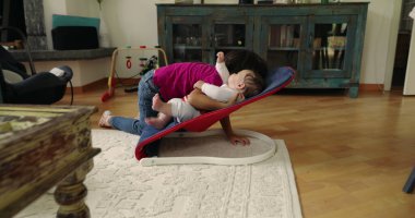 Büyük kardeş, bir fedainin üzerindeki küçük kardeşle şefkatle iletişim kurarak, aralarında güçlü bir bağ ve sevgi dolu bir an yaratıyor. Bu, SD 'li büyük kardeşin, bebek kardeşle seken bir zıplamada şefkatle etkileşime geçmesini sağlıyor.