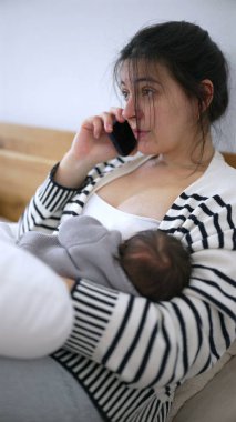 Anne yatakta oturuyor, telefonda konuşurken yeni doğmuş bebeğini kucağında tutuyor. Gündelik hayatla yeni doğan bebeğe bakma sorumluluğunu dengeleyen birden fazla görev.