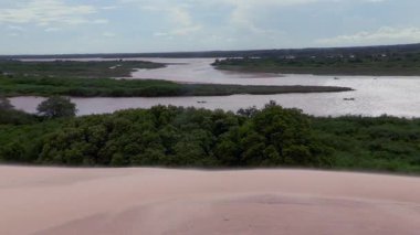 Yoğun orman ve kumullarla çevrili başıboş nehir, sakin ve geniş bir manzaradaki doğanın güzelliğini gözler önüne seriyor.