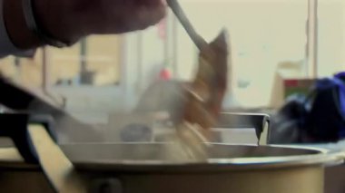 Ev mutfağında mutfak malzemeleriyle el çırpma tenceresi, sıcak kaynar sıvıyla pişirme, yemek hazırlama, geleneksel ev yapımı yemekler, mutfak buharı yükseliyor.