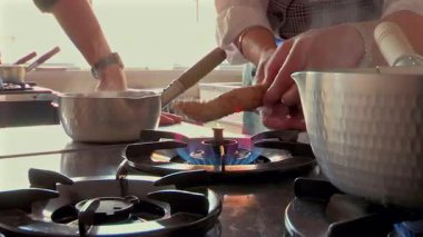 Eller ocağın üstünde yemek kızartıyordu. Ev yemeklerinde geleneksel kömürleşme tekniği, ızgara hazırlama, mutfak yemeği hazırlama, otantik mutfak metodu.