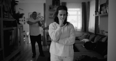 Kadın hararetli tartışmalar sırasında derin düşüncelere dalarken, arka plandaki erkek hayal kırıklığı, gerginlik ve bir çift ilişkisindeki çözülmemiş sorunları vurguluyor..