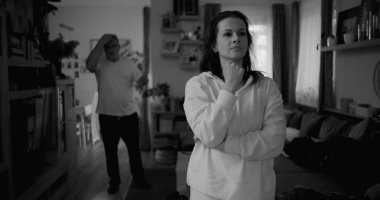 Kadın hararetli tartışmalar sırasında derin düşüncelere dalarken, arka plandaki erkek hayal kırıklığı, gerginlik ve bir çift ilişkisindeki çözülmemiş sorunları vurguluyor..