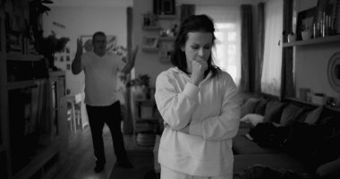 Kadın hararetli tartışmalar sırasında derin düşüncelere dalarken, arka plandaki erkek hayal kırıklığı, gerginlik ve bir çift ilişkisindeki çözülmemiş sorunları vurguluyor..