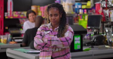 Ciddi Afrikalı Amerikalı Alışverişçi Renkli Raflar ve Meşgul Arkaplanlı Bakkalda Kasada Sırada Bekliyor