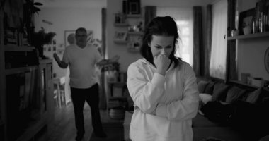 Kadın hararetli tartışmalar sırasında derin düşüncelere dalarken, arka plandaki erkek hayal kırıklığı, gerginlik ve bir çift ilişkisindeki çözülmemiş sorunları vurguluyor..