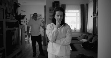 Kadın hararetli tartışmalar sırasında derin düşüncelere dalarken, arka plandaki erkek hayal kırıklığı, gerginlik ve bir çift ilişkisindeki çözülmemiş sorunları vurguluyor..