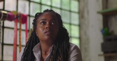 Çiçekçi kadın, kırsal kesimdeki çiçekçi dükkanındaki iş sorunlarını yansıtıyor. Küçük işletme sahibi, gelecekle ilgili duygusal ve kararsız hissediyor.