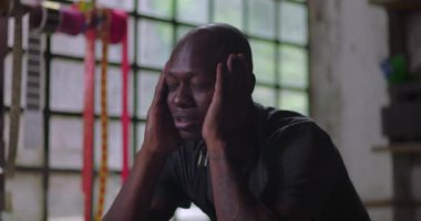 Çiçekçi, kırsal kesimdeki çiçekçide otururken ezilmiş hissediyor, küçük işletme sahibi zorluklarla ve iş stresiyle karşı karşıya.