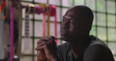 Çiçekçi, kırsal kesimdeki çiçekçinin tezgahında otururken düşüncelere daldı. Küçük işletme sahibi renkli kurdeleler ve taze çiçekler arasında düşündü.