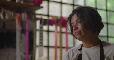 Yansıyan ve endişeli görünen kadın çiçekçi köylü çiçekçi, küçük işletme sahibi baskıyla, belirsizlikle ve duygusal yorgunlukla uğraşıyor.