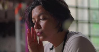 Kadın çiçekçi kendini yorgun ve hayal kırıklığına uğramış hissediyor. Köy çiçekçisinde, küçük işletme sahibi yorgunluk ve iş gerilemeleriyle başa çıkıyor.