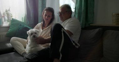 Çiftler köpeklerle kaliteli zaman geçirirler, kanepede rahat ederler, rahat ve rahat atmosferi kucaklarlar, sevgiyi, bağlantıyı ve arkadaşlığı teşvik ederler.