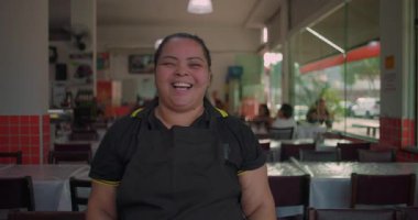 Latin kadın restoran çalışanları, günlük yemek sahasında neşeli ve anlamlı bir şekilde üniformalarını giyerken kahkahalara boğuluyor.