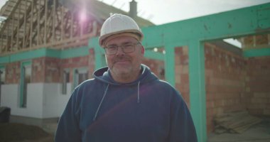 İnşaat alanındaki inşaat işçisine yakın çekim, projeye odaklanmış, inşaat sektöründe deneyimli işçi, işçilik ve proje gururu