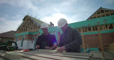 Ahşap, takım çalışması ve doğruluğu işaretleyen iki inşaatçıya yakın çekim, ev yapımı, konut projesi devam ediyor, kalın şapkalar, aletler ve malzemeler ile çalışabilir-SD 480p.mov