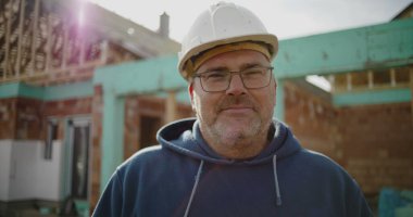 İnşaat alanında inşaat işçisi, proje alanında kararlı profesyonel, inşaat sektöründe çalışmaktan ve rolünden gurur duyan, proje başarısına adanmış