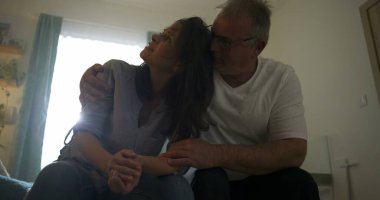 Karı koca gözyaşlarına boğulurken onu kucaklıyor, umutsuzluk anında duygusal destek sunuyor, sevgi, empati, zihinsel sağlık sorunları ve bağlantı temaları