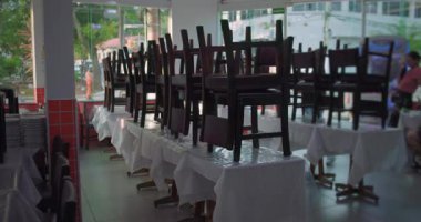 Yemek odası masaların üzerine sandalyeler yığılmış, temizlik ve yeniden başlatma işlemleri sırasında servis saatlerinden sonra restoran içleri