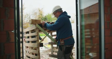 İnşaat alanında iki inşaat işçisi, takım çalışması, kask takmak, güvenlik, endüstriyel çalışma ortamı, inşaat malzemeleri, ağır işçilik, bitmemiş inşaat