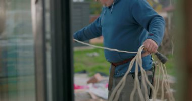 İnşaat işleri için elektrik kablolarını sarmak, kabloları düzenlemek, açık hava inşaatlarında elektrik tesisatı hazırlamak,