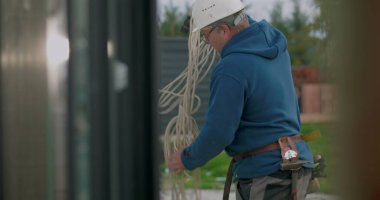 İnşaat işleri için elektrik kablolarını sarmak, kabloları düzenlemek, açık hava inşaatlarında elektrik tesisatı hazırlamak,