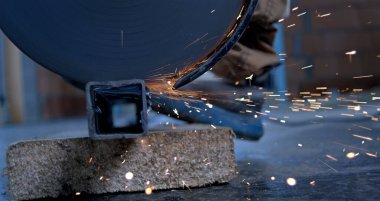 Açı öğütücü çeliği delip geçiyor. Kıvılcımlar 800 fps hızla çok yavaş yayılıyor. Metal işçiliğinde hassasiyet ve güçlü endüstriyel aletler iş başında..