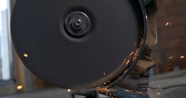 Açı öğütücü metal boruları kesiyor, 800 fps hızla süper yavaş çekimde kıvılcımlar uçuşuyor, endüstriyel hassasiyet, metal işçiliği ve işçilik ayrıntılarını gözler önüne seriyor..